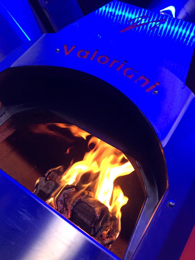 The Valoriani oven with flames